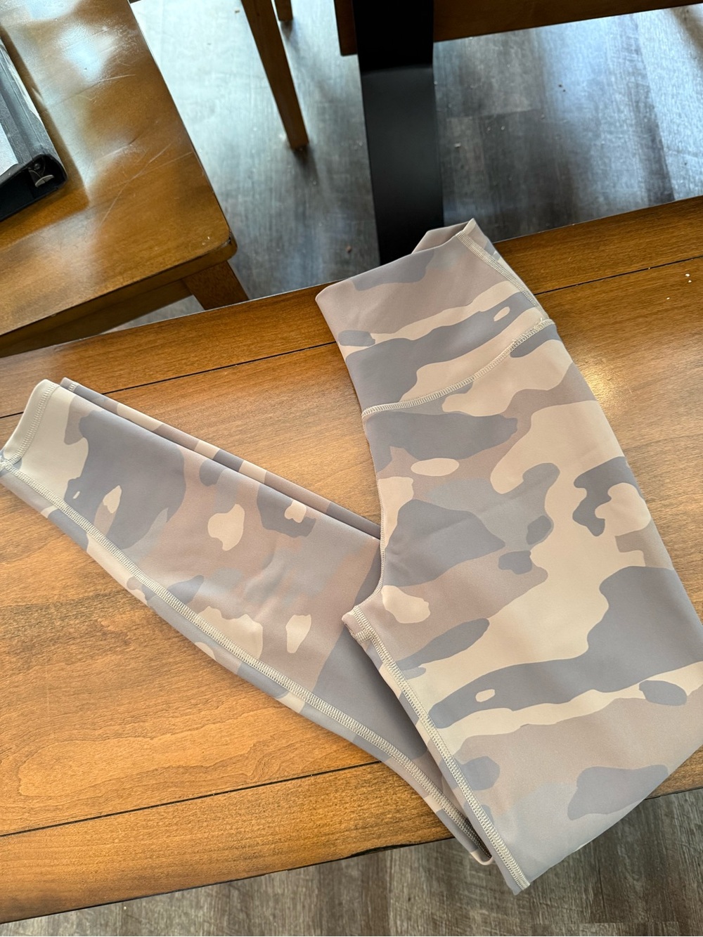 ALO Yoga Women's Camo Leggings in Light Gray & Cream